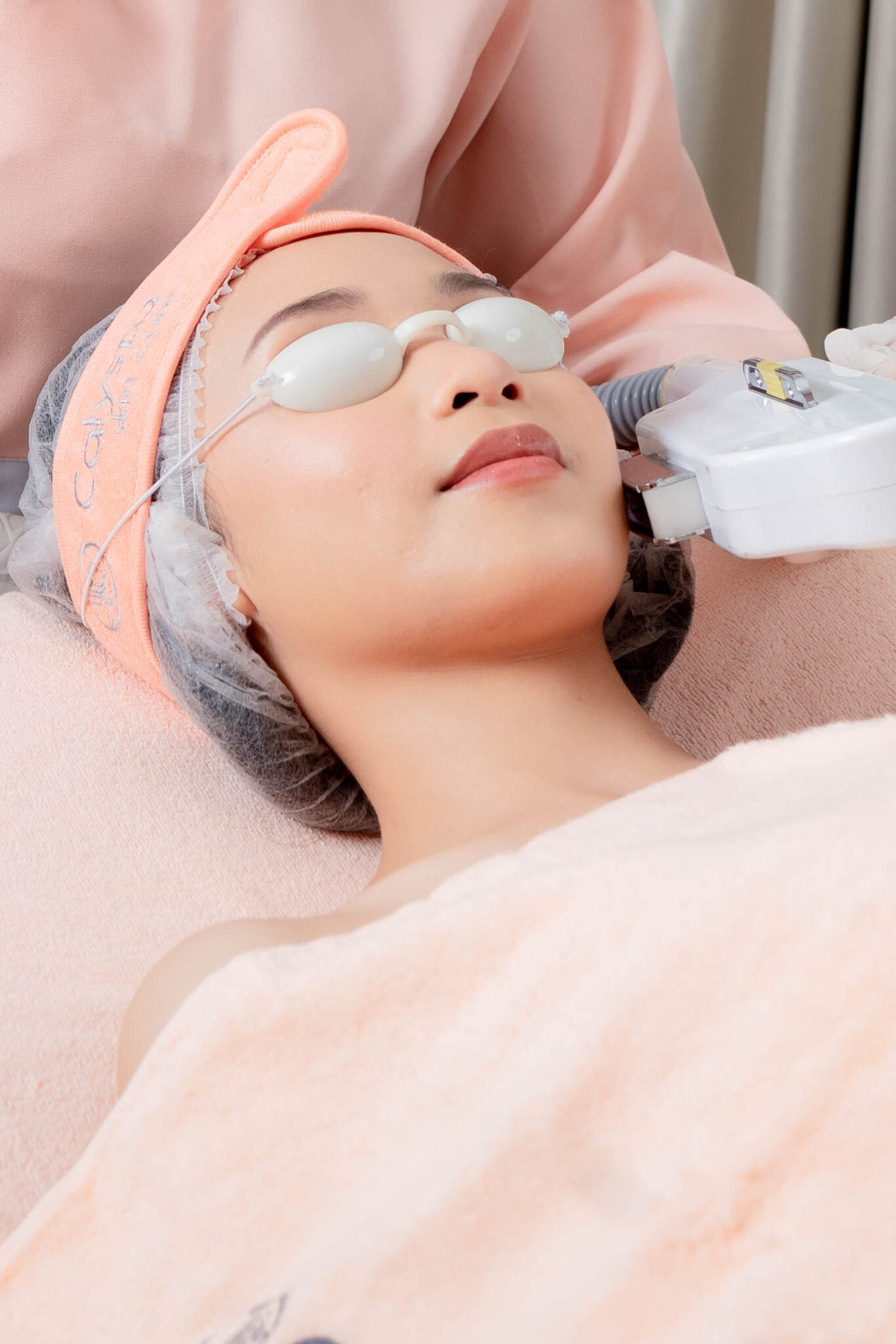 Meski secara keseluruhan relatif aman, namun resiko tetap saja bisa muncul. Oleh karena itu diperlukan fase konsultasi dan pemilihan klinik yang tepat sebelum melakukan IPL. Untuk hasil maksimal gabungan dari IPL dengan Laser atau treatment lain akan semakin mempercepat proses kulit mencapai akhir yang diinginkan.